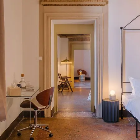 아파트 Luxury Historic Frescoed Noble Floor In *