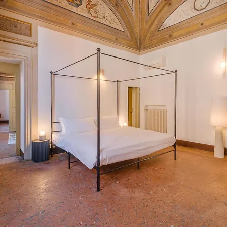 아파트 Luxury Historic Frescoed Noble Floor In *