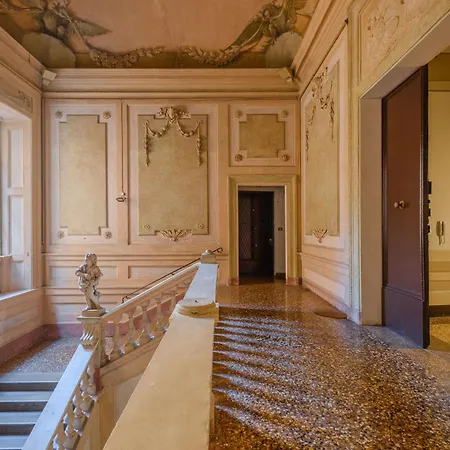 Luxury Historic Frescoed Noble Floor In 볼로냐